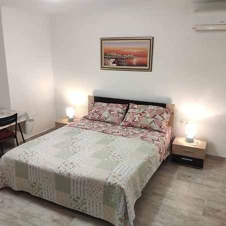 Mihaela Apartments Пореч Екстериор снимка